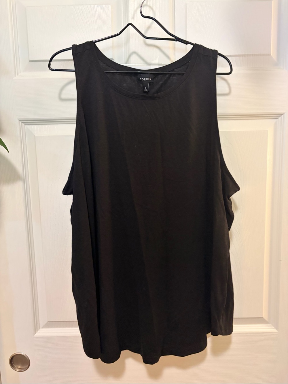 torrid Black Sleeveless Scoop Neck Tank